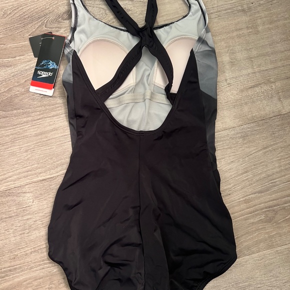 Speedo size 6 BNWT - Picture 2 of 2